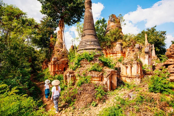 Baksidan Familjen Mor Och Dotter Besöker Hundrets Månghundraåriga Stupas Indein — Stockfoto