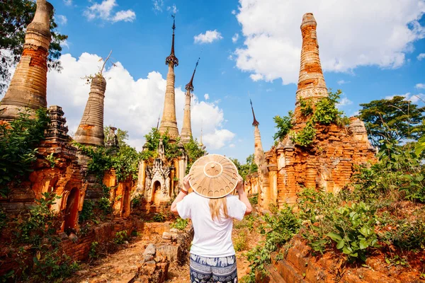 Visão Traseira Jovem Mulher Visitando Centenas Stupas Centenárias Indein Perto — Fotografia de Stock