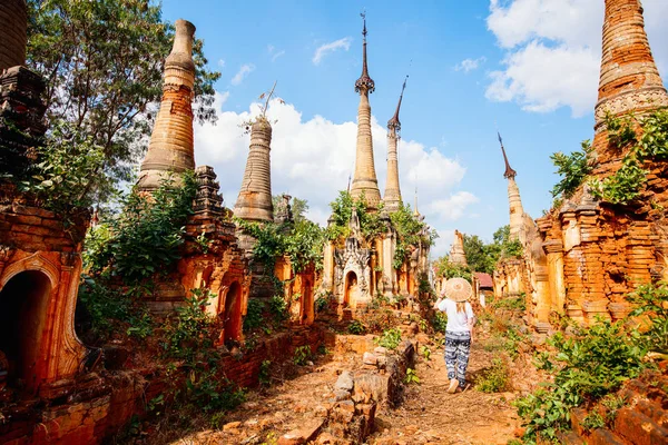 Baksidan Ung Kvinna Besöker Hundrets Månghundraåriga Stupas Indein Nära Sjön — Stockfoto