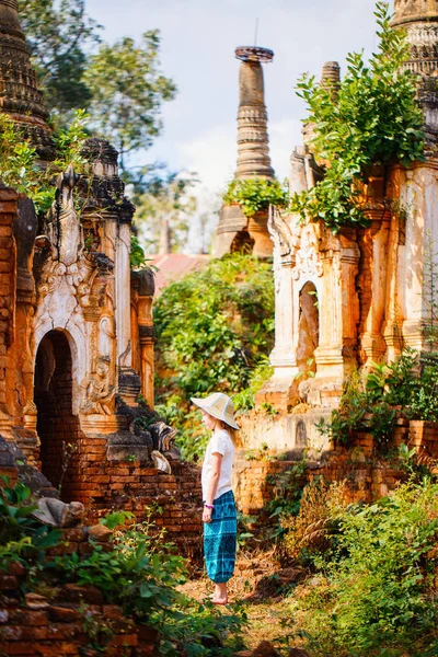 Ung Flicka Besöka Hundrets Månghundraåriga Stupas Indein Nära Sjön Inle — Stockfoto