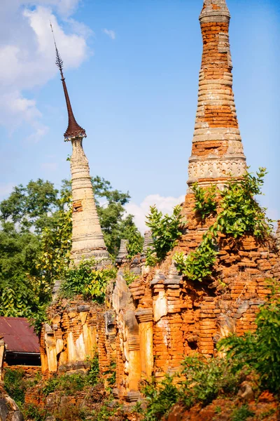 Пагода Шве Нёнин Сотнями Вековых Ступей Возле Озера Инле Мьянме — стоковое фото