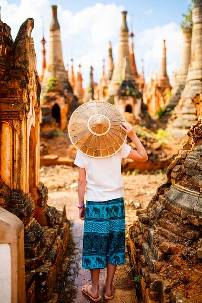 Rapariga Visitando Centenas Stupas Centenárias Indein Perto Lago Inle Mianmar — Fotografia de Stock