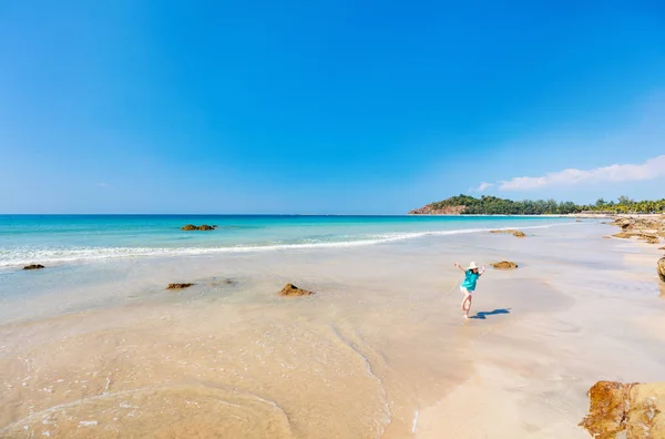 Menina Adorável Praia Ngapali Myanmar Durante Férias Verão — Fotografia de Stock