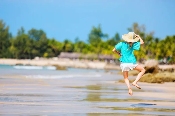 Αξιολάτρευτο Κοριτσάκι Διασκεδάζοντας Ngapali Beach Στο Μυανμάρ Κατά Διάρκεια Των — Φωτογραφία Αρχείου