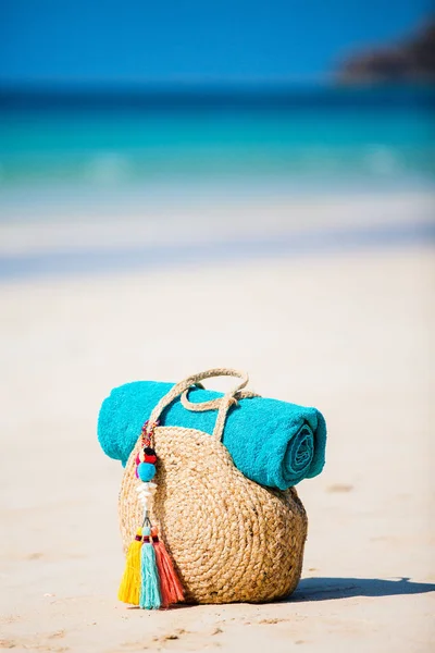 Straw Bag Close Tropical Beach Vacation — Stock Photo, Image