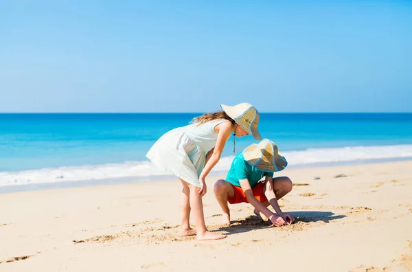 Παιδιά Διασκεδάζουν Στην Παραλία Κατά Διάρκεια Των Καλοκαιρινών Διακοπών Παίζοντας — Φωτογραφία Αρχείου