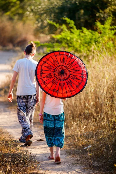 Baksidan Tonårig Pojke Och Flicka Med Traditionella Burmesiska Parasol Utomhus — Stockfoto