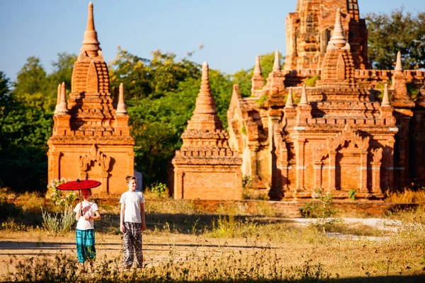 Děti Bratr Sestra Návštěvy Starobylé Chrámy Bagan Archeologické Oblasti Myanmaru — Stock fotografie