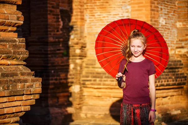 Jeune Fille Avec Parasol Traditionnel Birman Visitant Des Temples Anciens — Photo