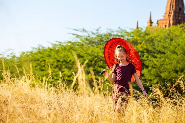 Jong Meisje Met Traditionele Birmese Parasol Buitenshuis — Stockfoto