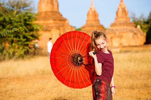 Menina Com Guarda Sol Tradicional Birmanês Visitando Templos Antigos Bagan — Fotografia de Stock