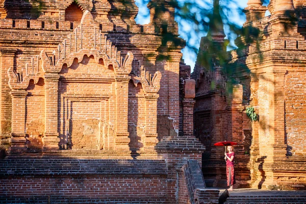 Ung Flicka Med Traditionella Burmesiska Parasol Besöka Antika Tempel Bagan — Stockfoto