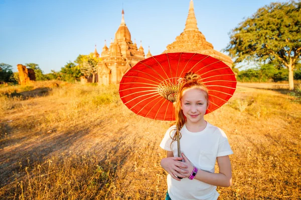 Mladá Dívka Tradiční Barmské Slunečník Návštěvu Starobylé Chrámy Bagan Myanmaru — Stock fotografie