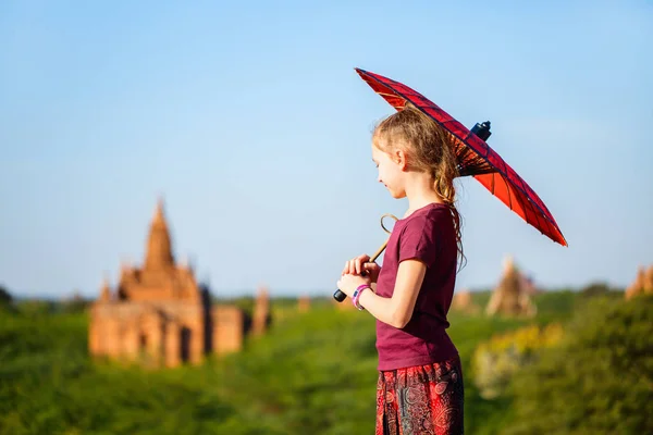 Молодая Девушка Традиционным Бирманским Зонтиком Наслаждающаяся Видом Крышу Над Древними — стоковое фото