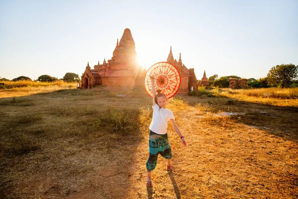 Giovane Ragazza Con Tradizionale Ombrellone Birmano Visita Antichi Templi Bagan — Foto Stock