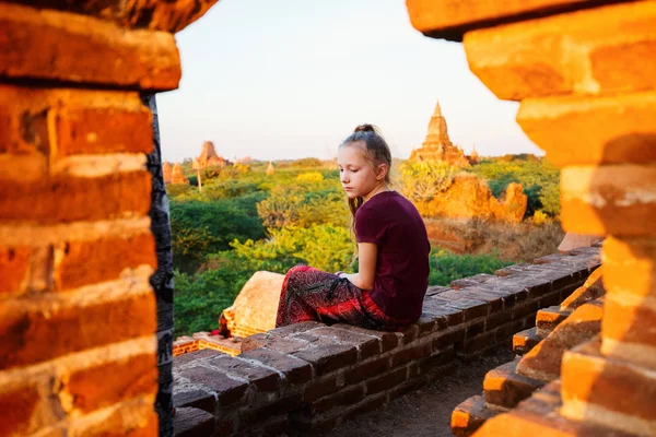 Ung Tjej Njuter Utsikt Över Antika Tempel Solnedgången Bagan Myanmar — Stockfoto