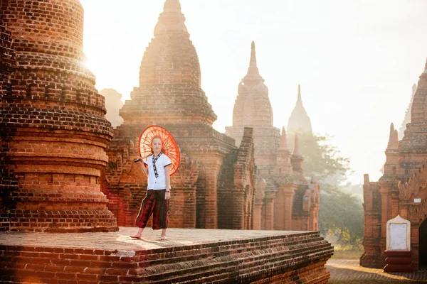 Menina Com Guarda Sol Tradicional Birmanês Visitando Templos Antigos Bagan — Fotografia de Stock