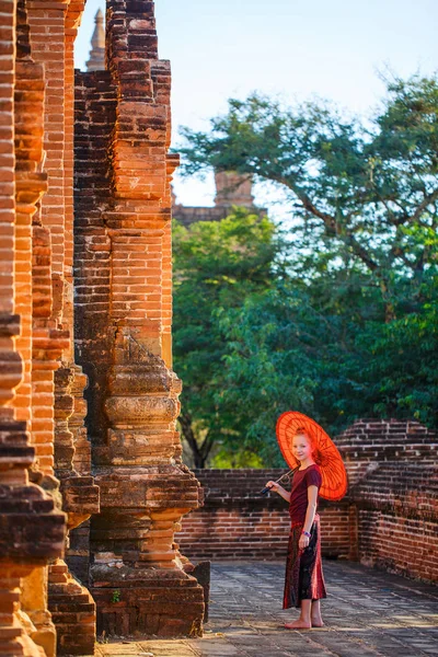 Ung Flicka Med Traditionella Burmesiska Parasol Besöka Antika Tempel Bagan — Stockfoto