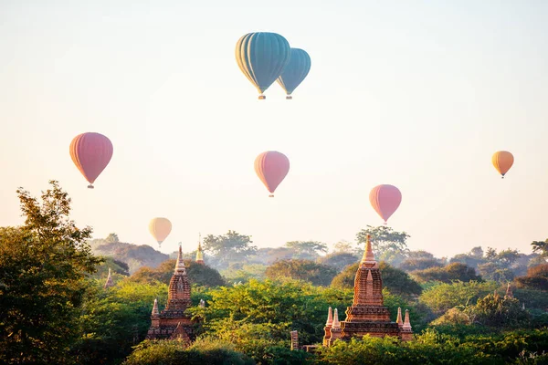 令人惊叹的热气球景观在缅甸巴甘的数千座古塔上空飞舞 — 图库照片