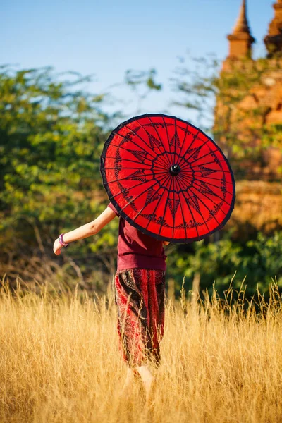 Πίσω Όψη Του Κοριτσιού Παραδοσιακό Βιρμανικό Parasol Επισκέπτονται Αρχαία Ναούς — Φωτογραφία Αρχείου