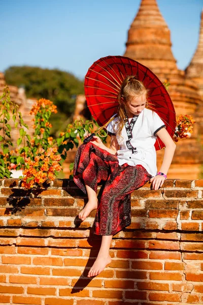 Ragazza Con Ombrellone Tradizionale Birmano Visita Agli Antichi Templi Bagan — Foto Stock