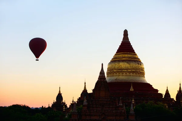 Stunning Sunrise View Hot Air Balloons Fly Dhammayazika Pagoda Historic — Stock Photo, Image