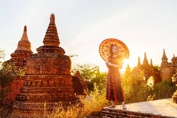 Antik Tapınak Bagan Myanmar Batımında Ziyaret Geleneksel Birmanya Şemsiye Ile — Stok fotoğraf