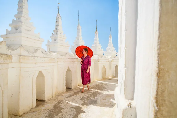 Mladá Žena Tradiční Barmské Deštník Krásné Bílé Hsinbyume Pagoda Destinaci — Stock fotografie