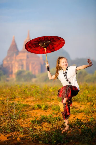 Antik Tapınak Bagan Myanmar Batımında Ziyaret Geleneksel Birmanya Şemsiye Ile — Stok fotoğraf