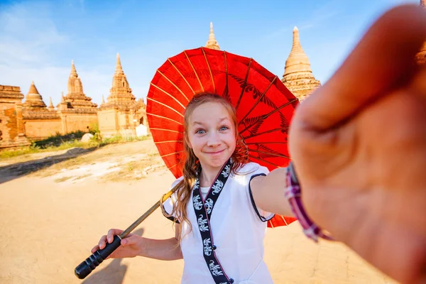 Νεαρό Κορίτσι Λαμβάνοντας Αυτοπορτρέτα Κοντά Αρχαίους Ναούς Στη Μιανμάρ Bagan — Φωτογραφία Αρχείου