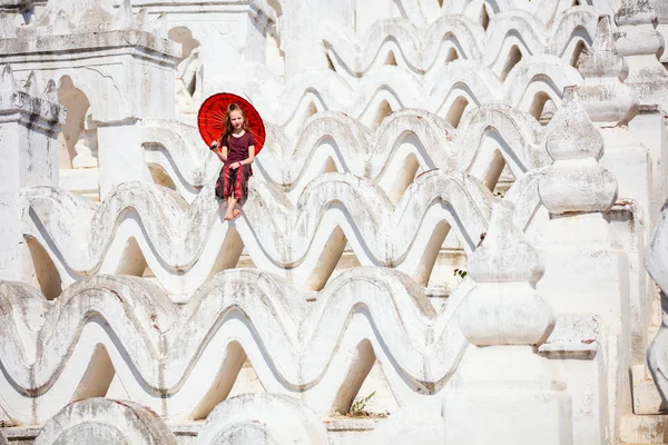 Młoda Dziewczyna Tradycyjnych Birmański Parasol Piękny Biały Hsinbyume Pagoda Myanmar — Zdjęcie stockowe