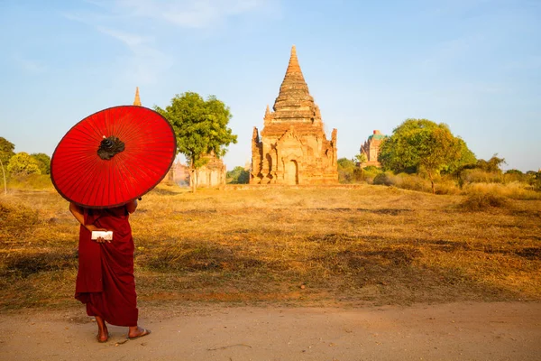 Visão Traseira Monge Bagan Myanmar Apreciando Vista Dos Pagodes Antigos — Fotografia de Stock