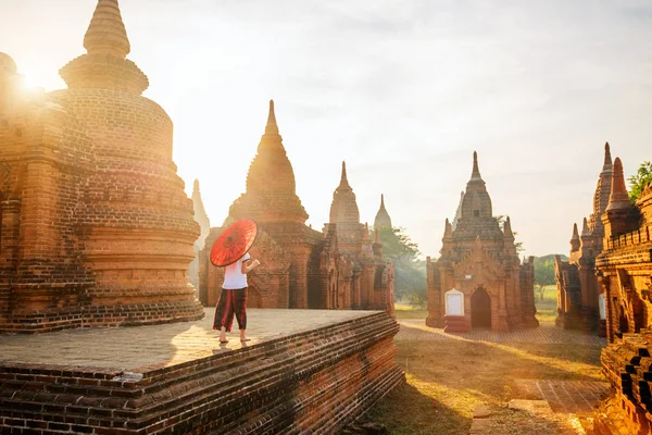 Chica Joven Con Sombrilla Birmana Tradicional Visitando Templos Antiguos Bagan — Foto de Stock