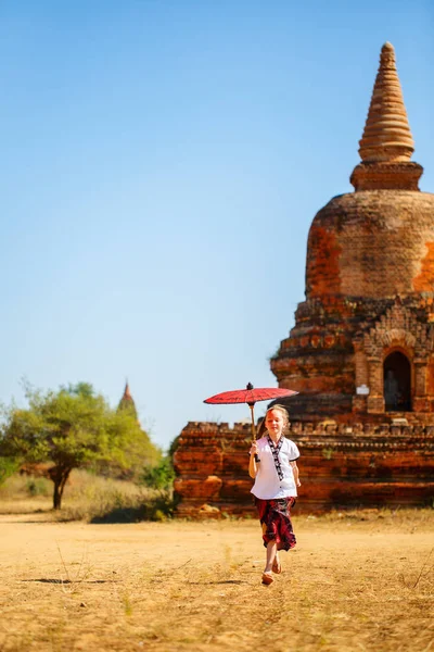 Antik Tapınak Bagan Myanmar Batımında Ziyaret Geleneksel Birmanya Şemsiye Ile — Stok fotoğraf