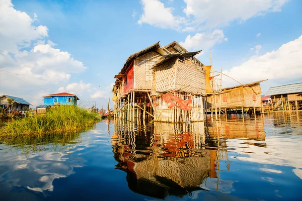 Vila Flutuante Tradicional Lago Inle Mianmar — Fotografia de Stock