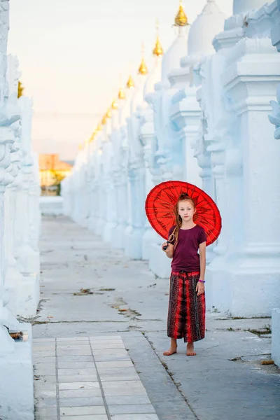 マンダレー ミャンマーで美しい白 Kuthodaw 塔で伝統的なビルマの傘を持つ少女 — ストック写真