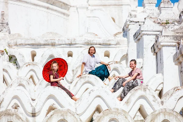 Família Pai Filhos Desfrutando Visita Belo Pagode Branco Hsinbyume Mingun — Fotografia de Stock