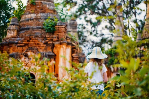 Genç Kız Hundrets Myanmar Inle Gölü Yakınındaki Indein Asırlık Stupas — Stok fotoğraf