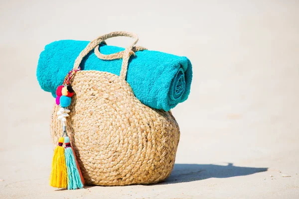 Straw Bag Close Tropical White Sand Beach — Stock Photo, Image