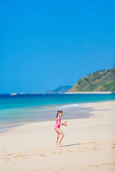 Adorable Niña Playa Ngapali Myanmar Durante Las Vacaciones Verano — Foto de Stock