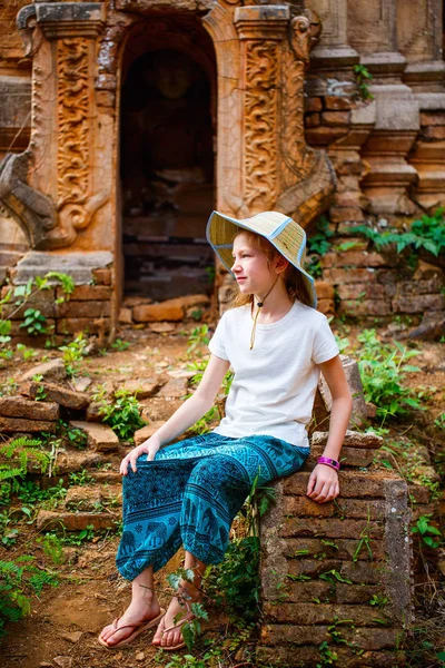 何世紀も昔の仏塔パゴダはミャンマーのインレー湖の近くに Hundrets を訪れる若い女の子 — ストック写真