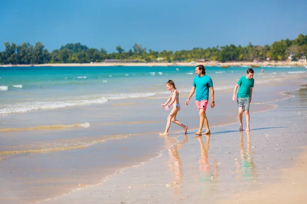 Padre Familia Hijos Disfrutando Vacaciones Playa Ngapali Myanmar —  Fotos de Stock