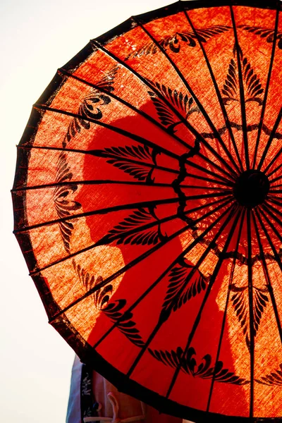 伝統的なビルマの傘を通して見た若い女の子シルエット — ストック写真