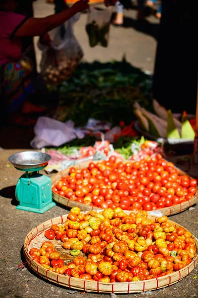 Primo Piano Pomodori Biologici Freschi Mercato Strada Yangon Myanmar — Foto Stock