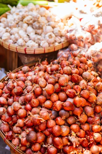 Φρέσκα Οργανικά Κόκκινα Κρεμμύδια Υπαίθρια Αγορά — Φωτογραφία Αρχείου