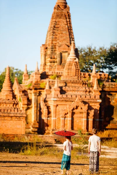 Barn Bror Och Syster Besöka Antika Tempel Bagan Arkeologiska Området — Stockfoto