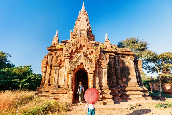 Rodina Matka Dcera Návštěvě Starověkého Chrámu Bagan Archeologické Oblasti Myanmaru — Stock fotografie