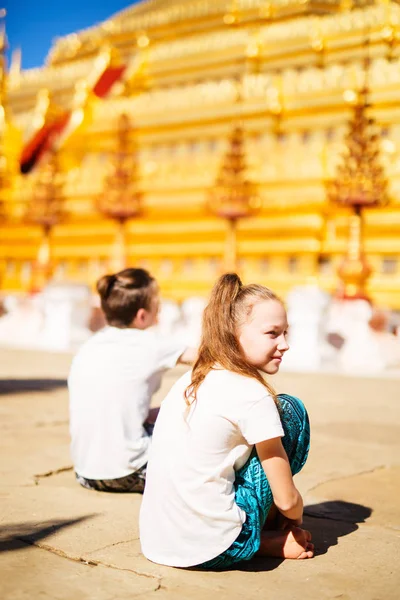 Barn Bror Och Syster Besöka Antika Shwezigon Pagoda Bagan Myanmar — Stockfoto