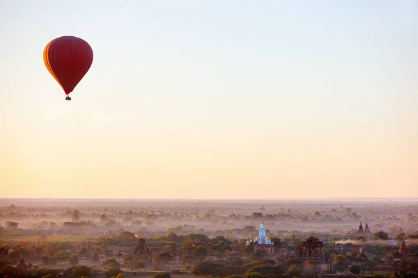 令人惊叹的热气球景观在缅甸巴甘的数千座古塔上空飞舞 — 图库照片