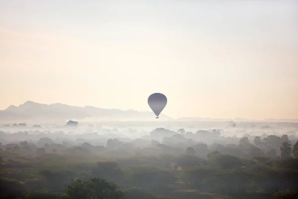 Vista Deslumbrante Paisagem Balões Quente Voam Sobre Bagan Manhã Enevoada — Fotografia de Stock